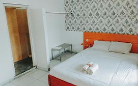 De Luck Homestay Near Alun Alun Sidoarjo